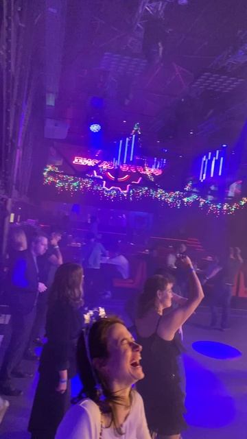 Танцоры танцуют в клубе Depo.Ночной клуб в Санкт -Петербурге .