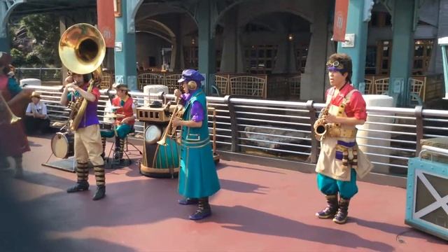 un mini cortege de trompette en plein disneysea tokyo 11/07/2016