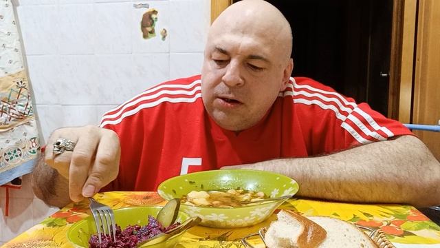 Мукбанг. Соус из сосисок и грузинский салат из свеклы. Трамп России не друг, но ...