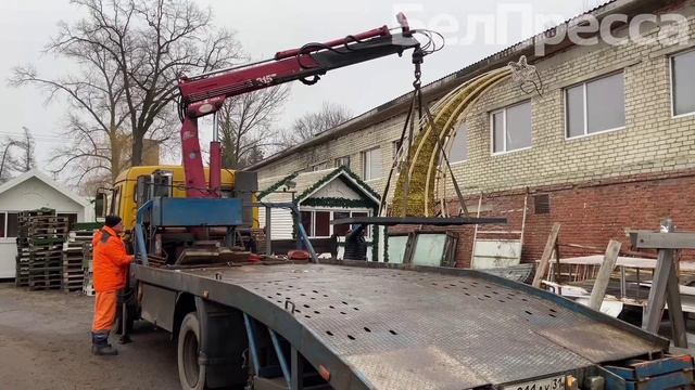 В Белгороде с улиц убрали более 10 тысяч новогодних украшений