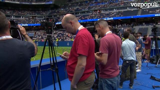 Los aficionados esperan la presentación de Kylian Mbappé como nuevo jugador del Real Madrid