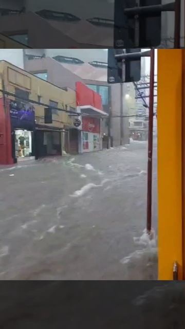 Yаводнение на улице Руа-Барран-де-Жагуара из-за сильного дождя в Кампинасе, Сан-Паулу, Бразилия