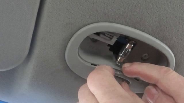 Как заменить лампочку в плафоне освещения салона Шевроле авео Т250 Николай Богомолов