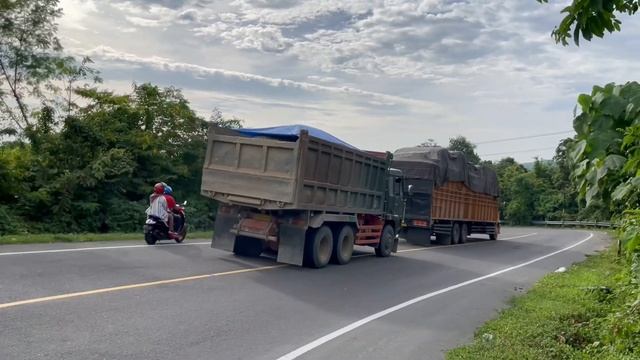 dump truk muatan material proyek jalan tol melintas gunung Seulawah tanjakan Lamtamot, Aceh Besar