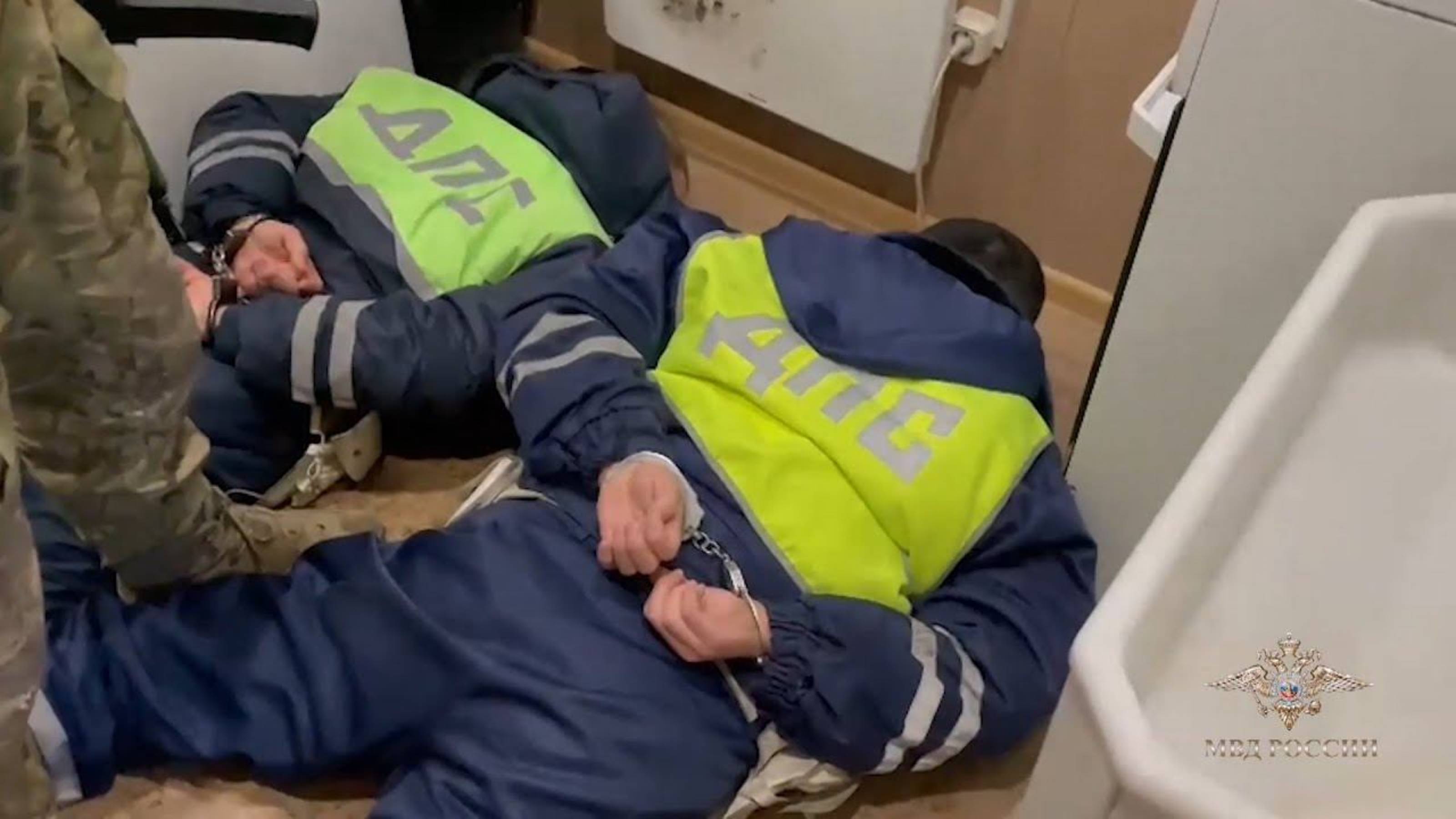 Задержаны инспекторы ДПС за вымогательство у бойца СВО