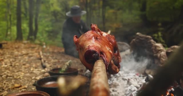 Жаркое из цельного поросенка!