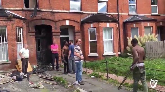 Сцена выселения афроарендаторов из дома в Ирландии