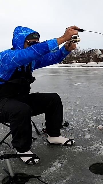 Ice Fishing w/ LIVESCOPE is UNFAIR…