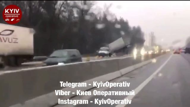 Друзі! Погода серйозно погіршилася - йде дощ, який одразу перетворюється у лід.
