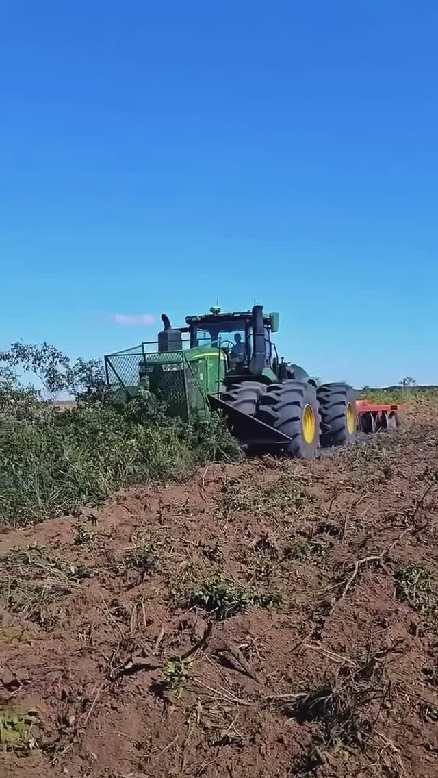 Работа в поле трактора John Deere 9R 540