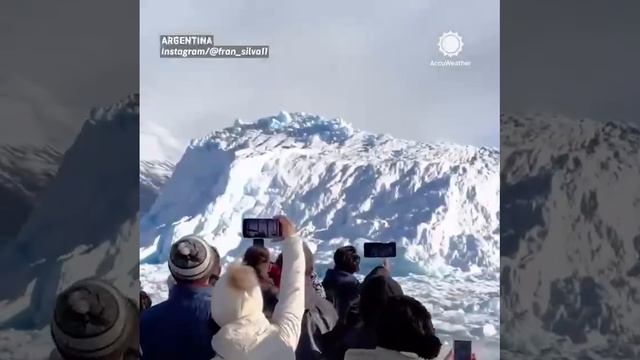 В Аргентине туристы запечатлели переворот айсберга  Это явление довольно редкое