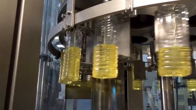 Edible Oil Filling Bottling System for Pet Hdpe Bottles with Handle without Handle - METALNOVA SpA