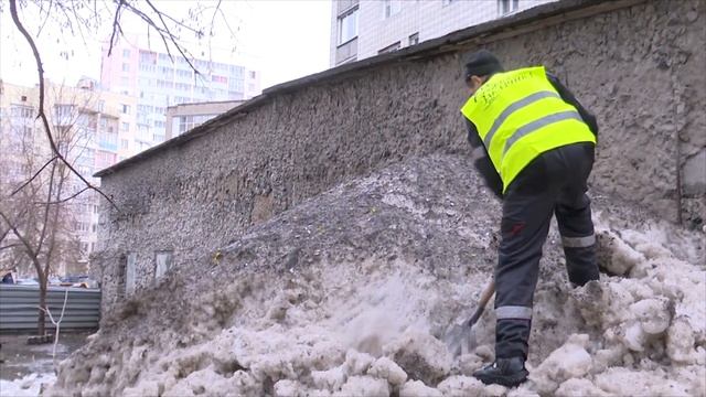 Ворошат с семи утра: холодная весна добавила работы дворникам