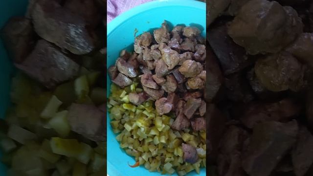 #салат с печенью #морковью и луком #солёными огурцами