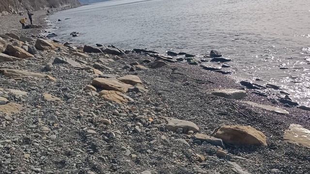 Анапа. Прогулка по одичалому пляжу. Тургеневский спуск. В начале видео оговорился. 31 января 2025.