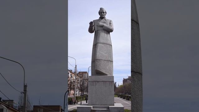 В Воронеже с помощью нейросети оживили памятники.