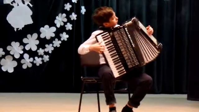 мальчишка здорово играет на аккордеоне,всем советую посмотреть