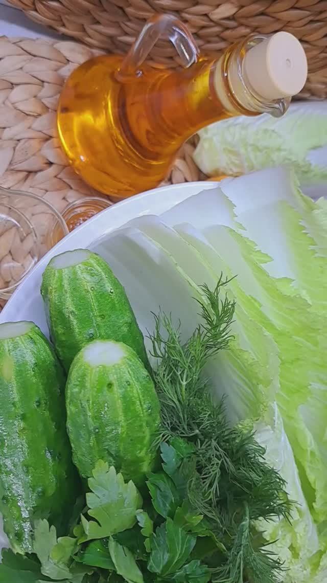 Вкусный салат с пекинской капустой, свежими огурчиками и заправкой с соевым соусом и мёдом!!!😋😋😋