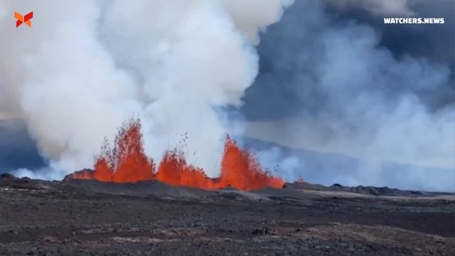 Eruption at Mauna Loa volcano, Hawai'i on November 29, 2022