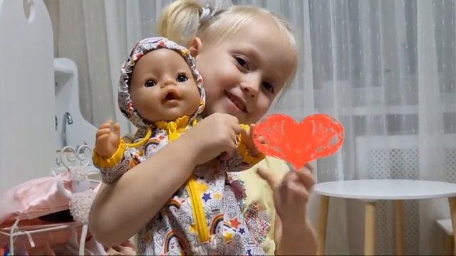 Катя учится уборке и ухаживает за baby born