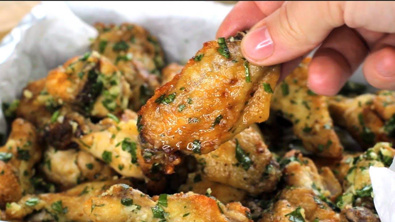 Крылышки с пармезаном и чесноком