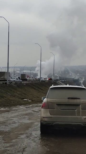 На Гусельском мосту иномарка влетела в отбойник и загорелась