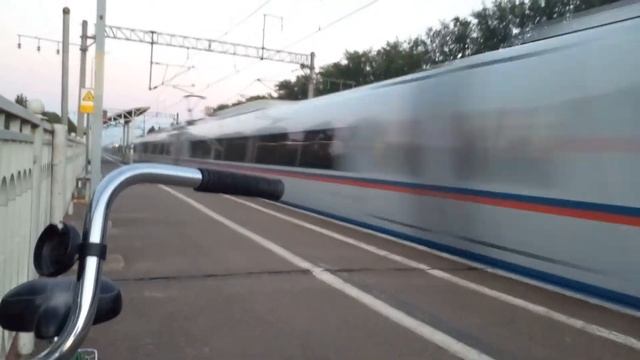 Сдвоенный электропоезд "сапсан" ЭВС1-08 и ЭВС1-10 проследовал платформу Трубниково