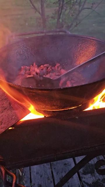 Жарка мяса в казане.Еще больше видео и фотоконтента на сайте oyta.ru #казан #еда #готовка #мангал...
