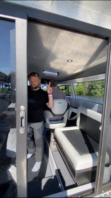 Катер Voyager 800 Cabin c двигателем 200л/с на воде
