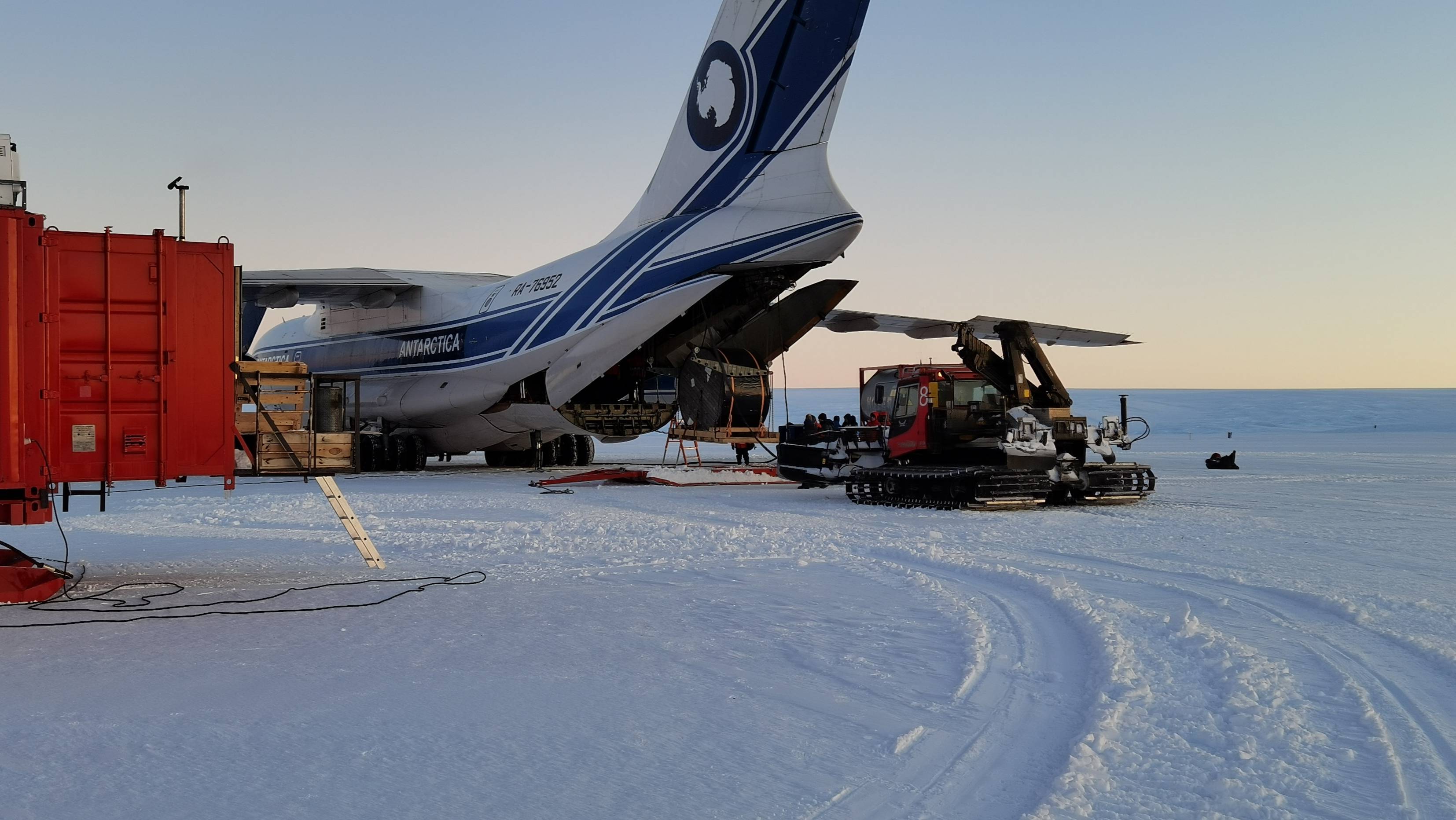 Самолет ИЛ-76 приземлился в Антарктиде. plane #Antarctic