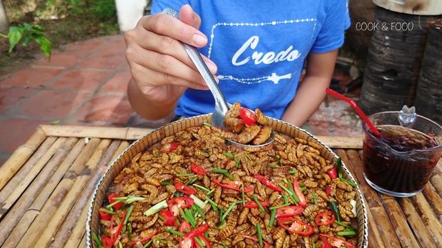 Черви во фритюре и вкусные кулинарные особые насекомые [(Deep Fry Worms and Delicious Eating   Cooki