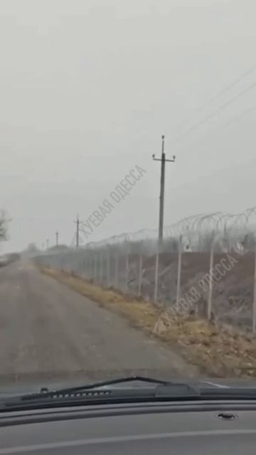 Ров,забор с колючей проволокой и противотанковые укрепления между Приднестровьем и Одесской областью