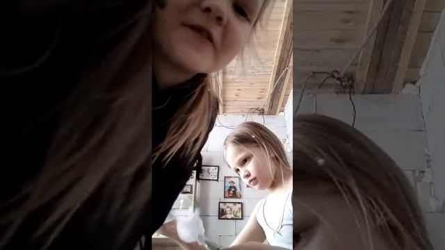р