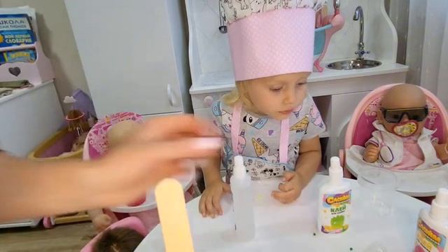 Катя готовит своим игрушкам слайм /кашу 😊