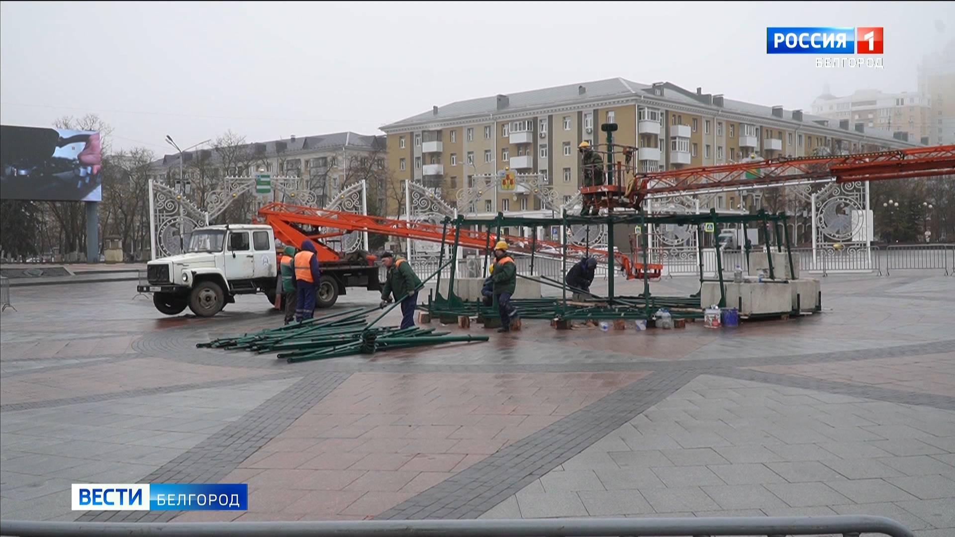 Сотрудники коммунальных служб Белгорода убрали около 60 процентов новогодних декораций