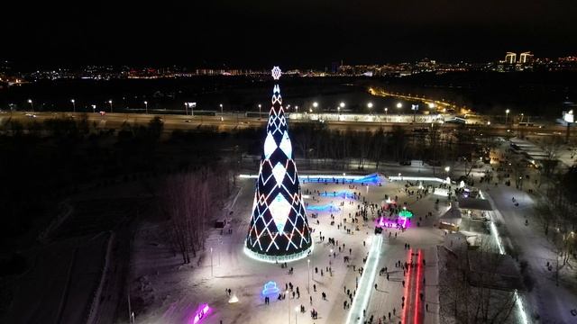 Главная городская ёлка в Красноярске на острове Татышев.