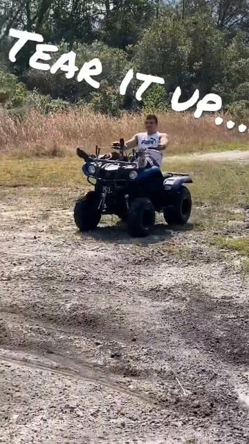 Tearing up the Yamaha grizzly 125 with a broken foot😂 #yamaha #fourwheeler #mud #broken