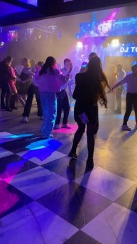 Стройные девушки танцуют в Депо .Ночной клуб в Санкт -Петербурге.30 декабря 2024