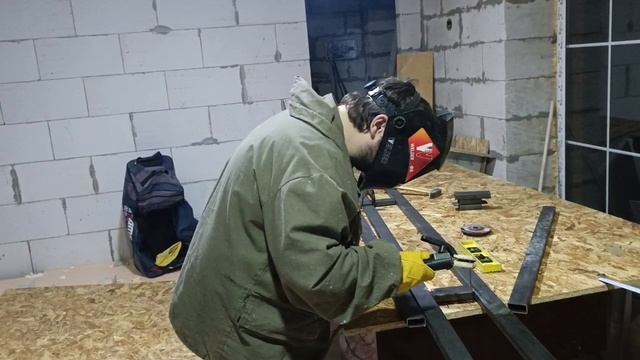 Салют, друзья! Тренер варит конструкцию для крепежа наших мишенных установок.