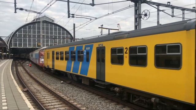 Trans Europ Express rijdt door Amsterdam Centraal