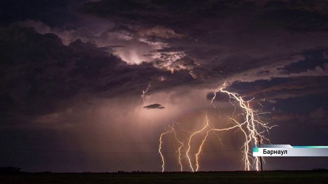 Фотолюбитель из Рубцовска запечатлел молнию в январе. Ждут ли нас глобальные изменения в погоде?