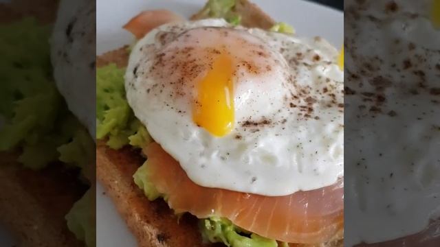 Avocado, smoked salmon and egg toast