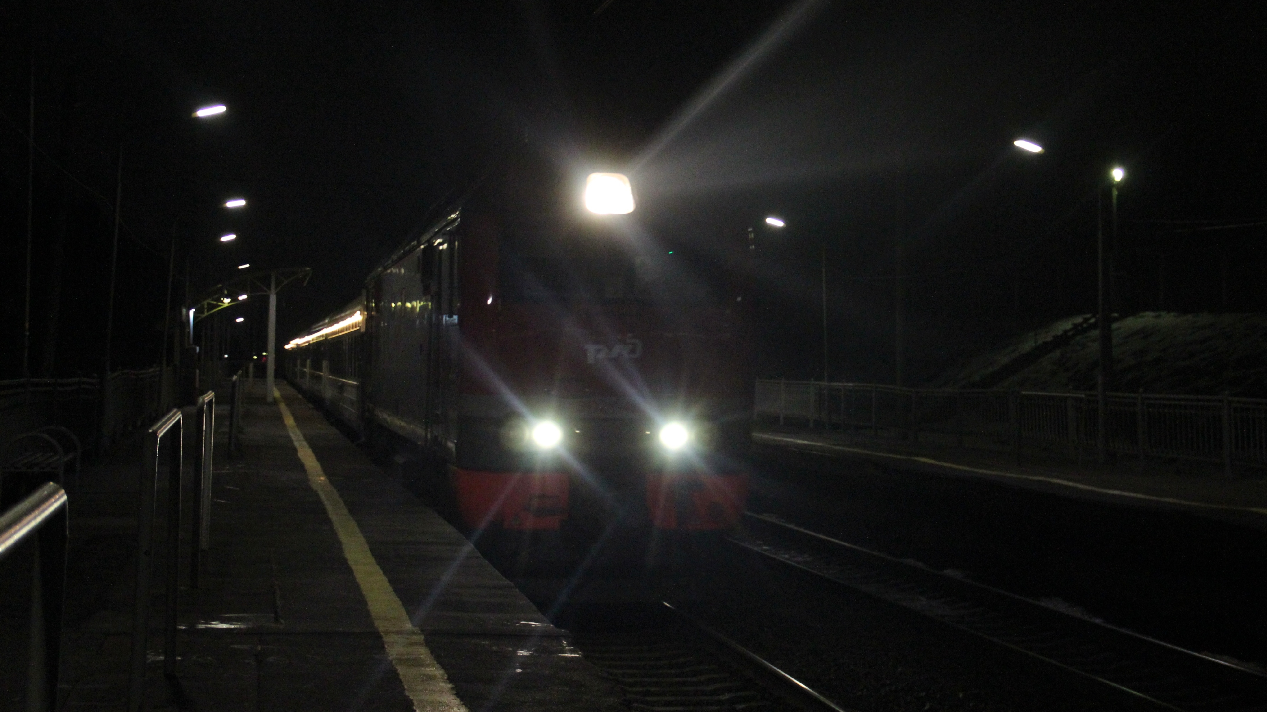 ЭП2К - 457 с поездом №930У „В Карелию на Поезде Деда Мороза“ проследует платформу Сенеж.