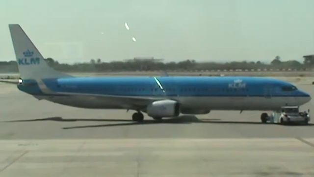 KLM 737 Push back in Barcelona!!