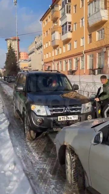 В Омске блондинка за рулем не пропустила скорую помощь с тяжелым пациентом !!!