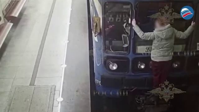 Скользкая поездка: 18-летняя пассажирка арестована за экстремальный проезд на метро