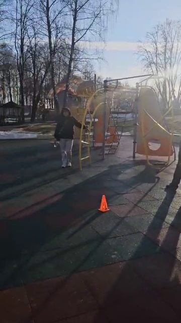 В рамках системного расписания - подвижные игры, эстафеты и весёлые занятия на детской площадке ниж