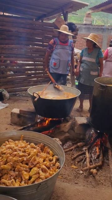 preparando el mole dulce de San Jerónimo Silacayoapilla #moleoaxaqueño #moledulce #molenegro