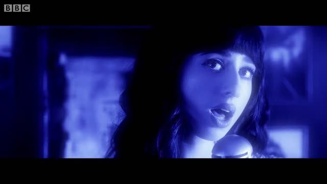 Foxes -  performs - «Don't Stop Me Now» of Queen band, on board the Orient Express - Doctor Who