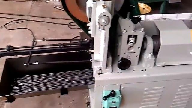 Straightening and cutting machine.